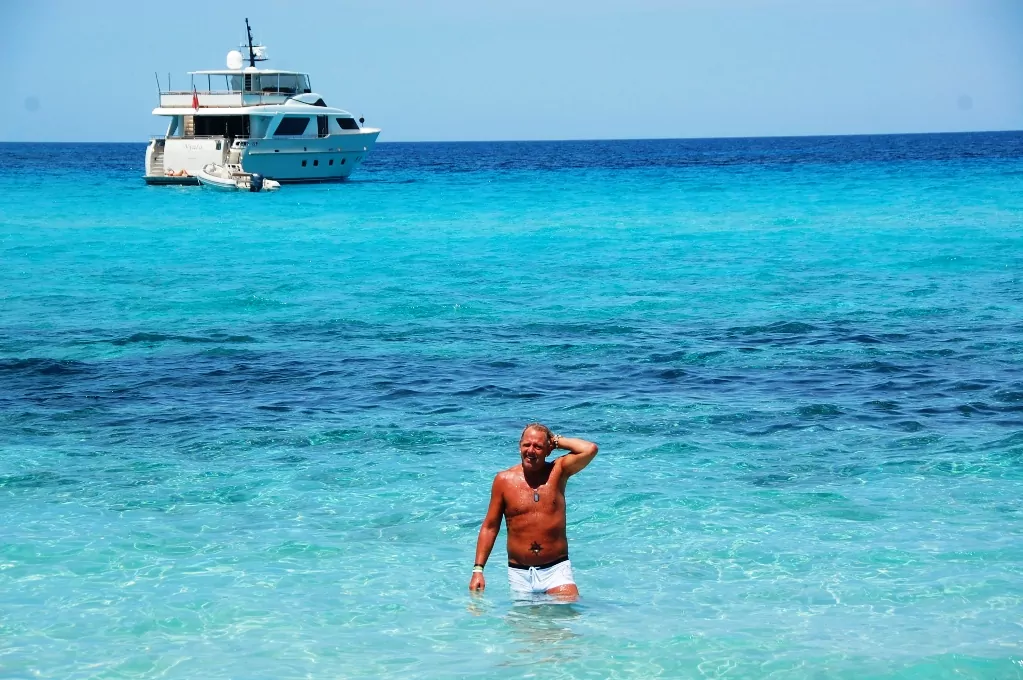 Peter badar vid Korsikas vackraste strand