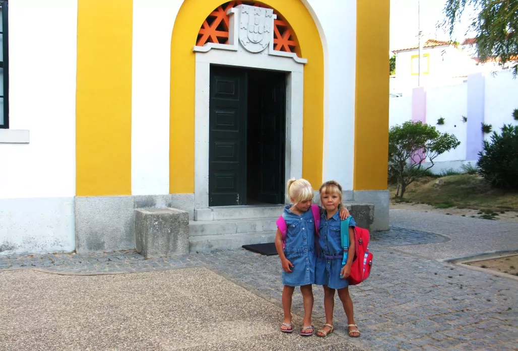 Jonna och Frida den första skoldagen i Portugal