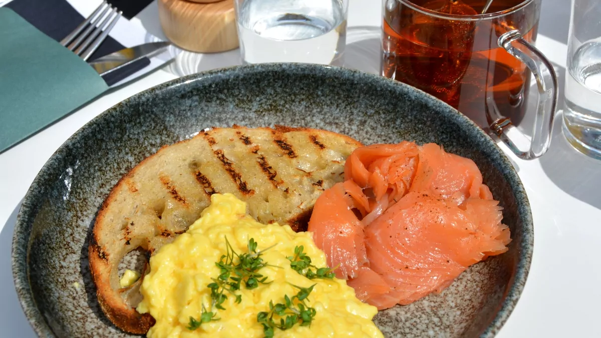 Äggröra med kallrökt lax och smörstekt toast