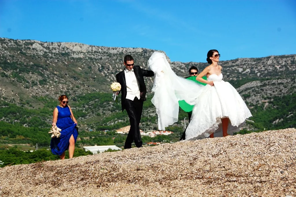 Helt plötsligt kom ett bröllopsfölje för att fotografera längs ut på Zlatni Rat
