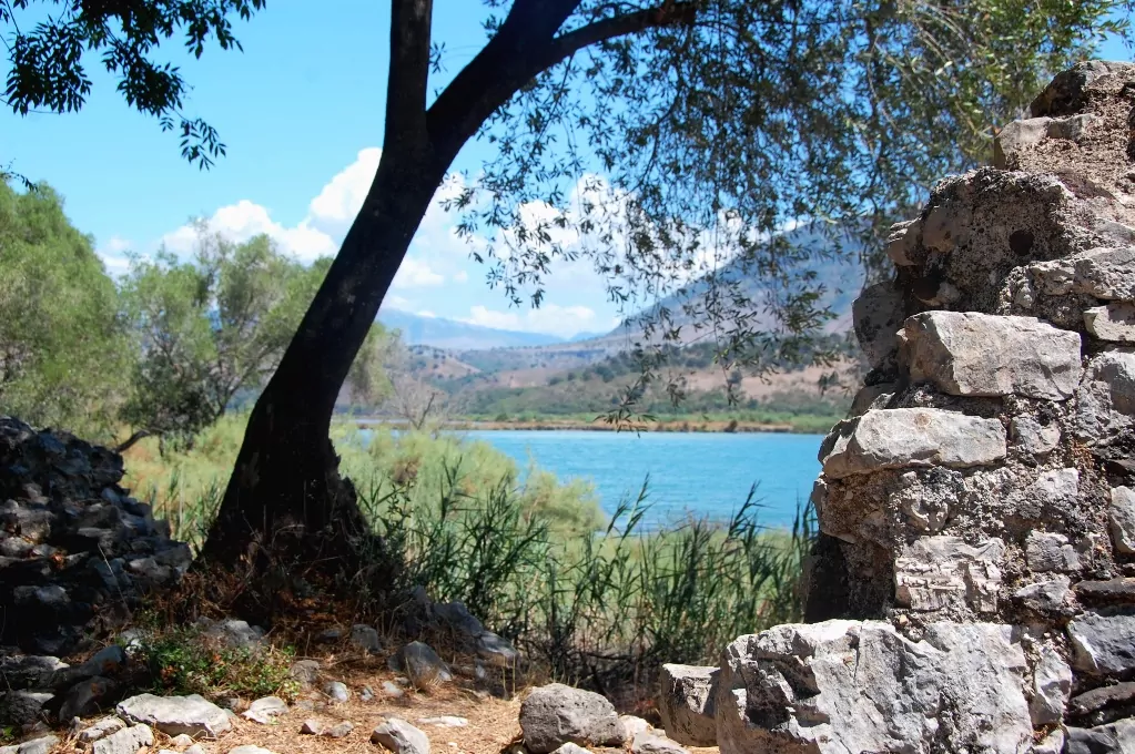 Butrint i Albanien var bebott i 3000 år och ligger vackert vid bergen och vattnet