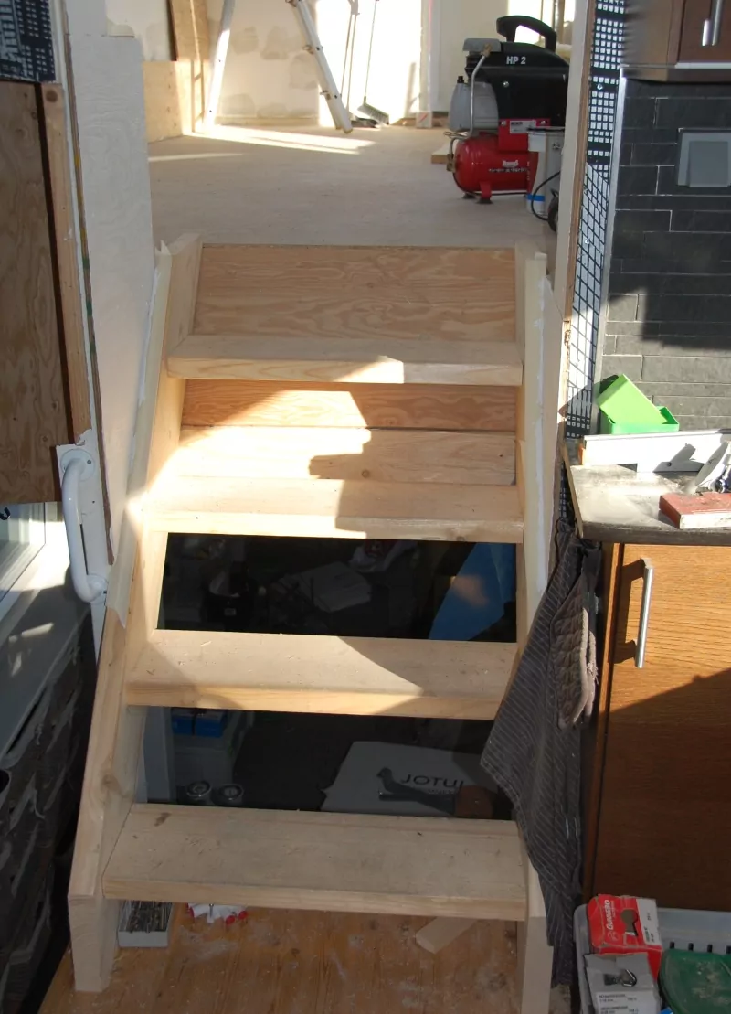 Ingången till vardagrummet har breddats och Peter har byggt en ny bredare trappa