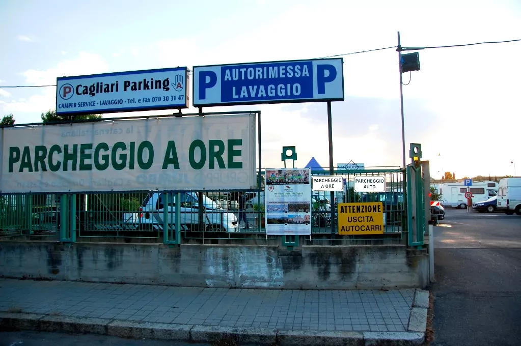 Ställplatsen i Cagliari är låst med staket och bevakad med personal