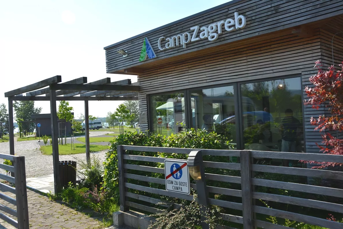 Receptionen på Camp Zagreb