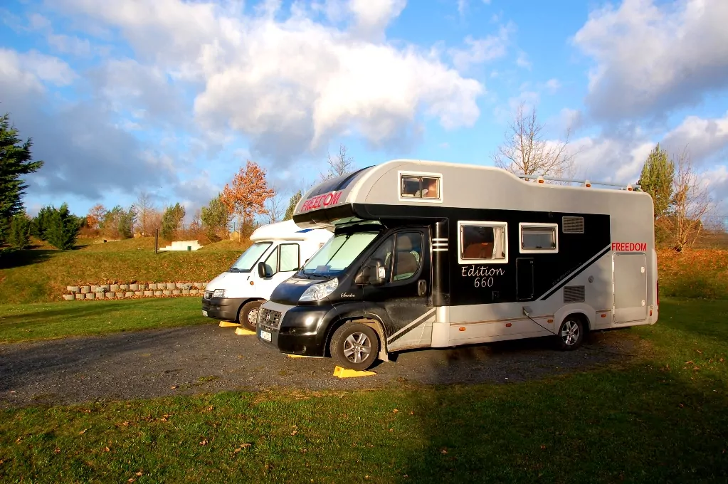 En svensk och en norsk husbil på camping