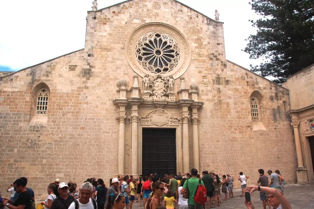 Cattedrale di Otranto - besökarna väntar på att portarna ska öppnas 15:00