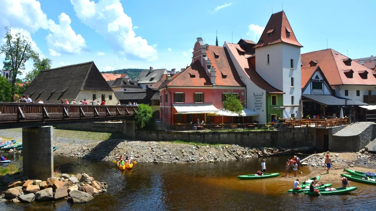 Gummibåtar och kanoter på floden Vltava