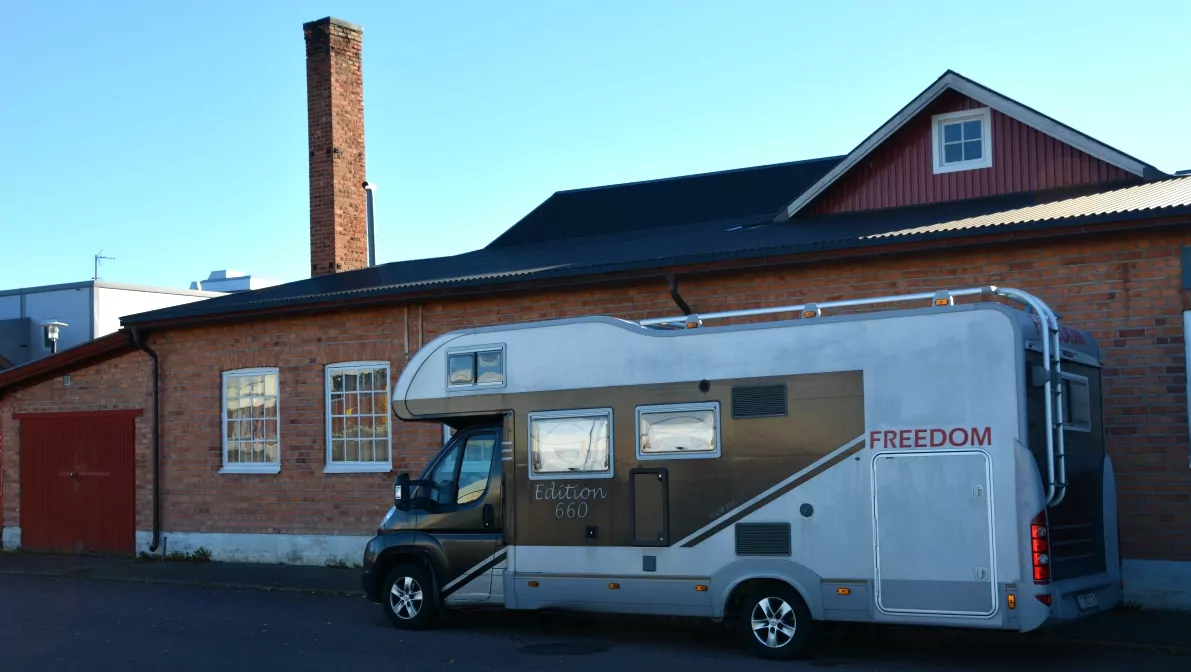 Här stod vi i fredags natt, på en liten gata bakom FIAT-verkstaden i Kristinehamn