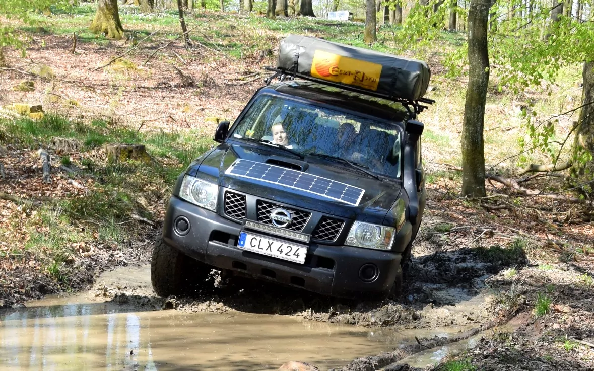 Familjen tränar på offroadkörning i Skåne