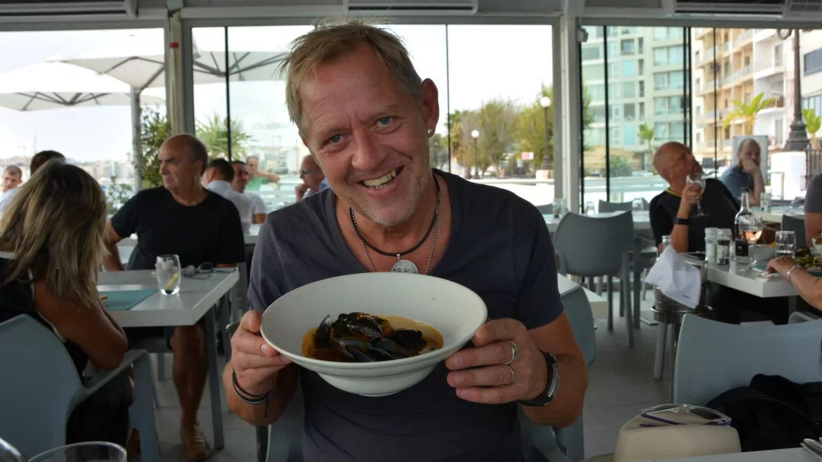 Restauranger på Malta - Peter med din förrätt, en musselsoppa