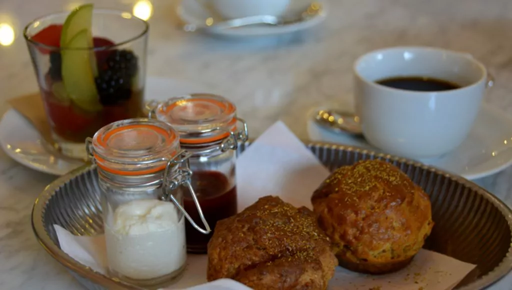 Dinkelscones med färskost samt hallon- och fikonmarmelad