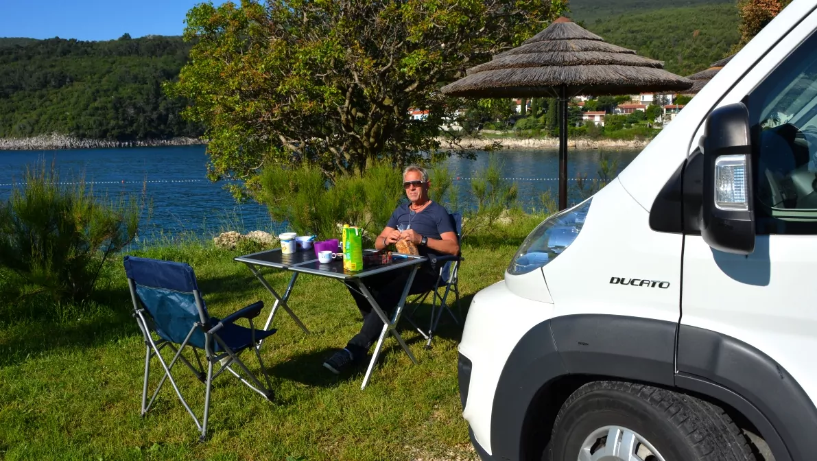 Peter äter frukost på camping Marina