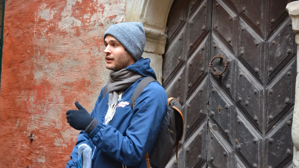 Här står vår guide framför den allra äldsta porten i Gamla stan