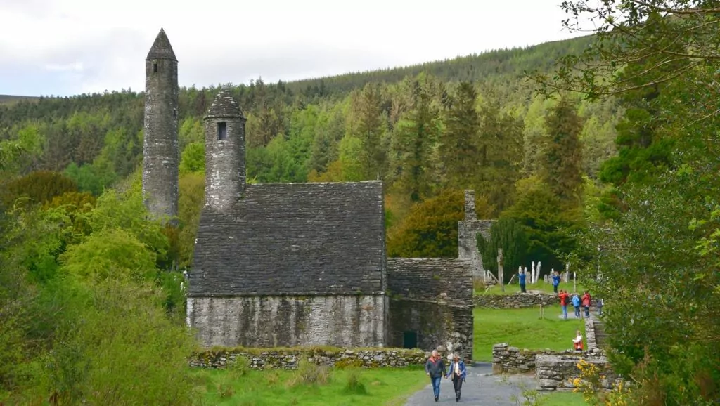 St Kevins Church i klosterbyn Glendalough