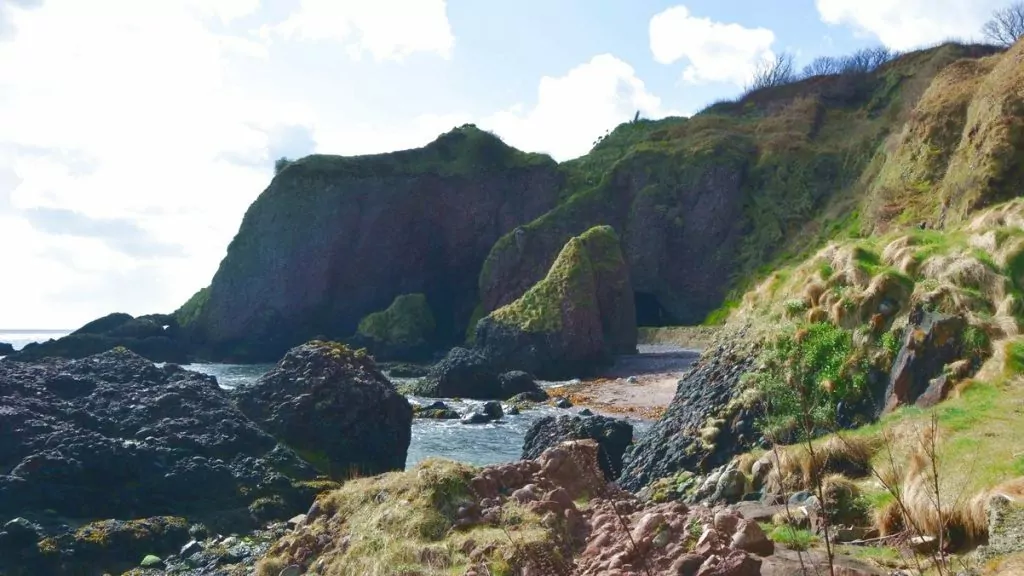 Stranden och grottan i Cushendun