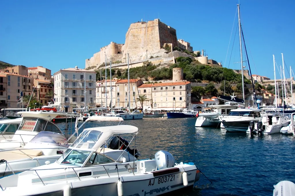 Hamnen, med citadellet i bakgrunden