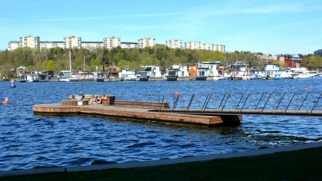 Många njuter av solen på bryggarna - och vi har även sett några som badat!