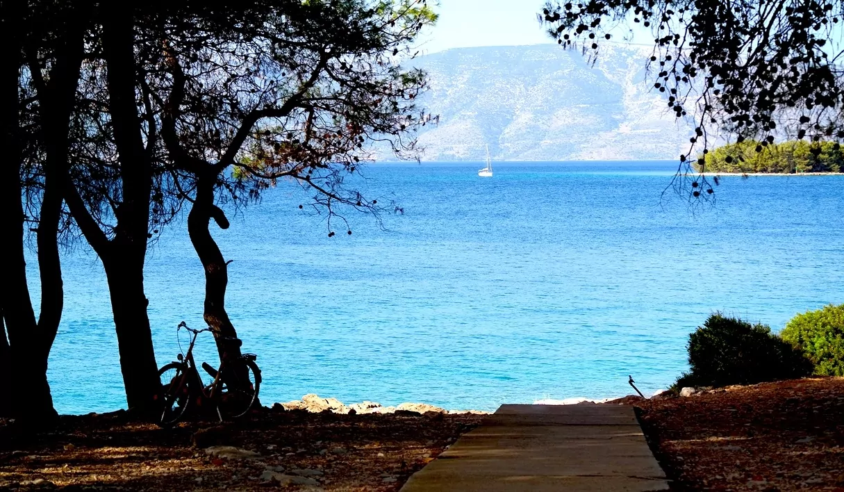 Höst i Kroatien - en gångväg ner till en av alla stränder på Hvar