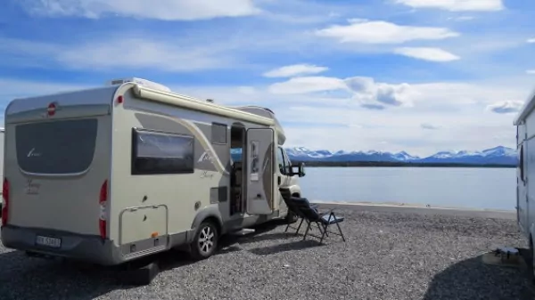 Janne Varne och Frank Olsen vid Kvitorp Camping i Molde mot Sunnmørsalpene