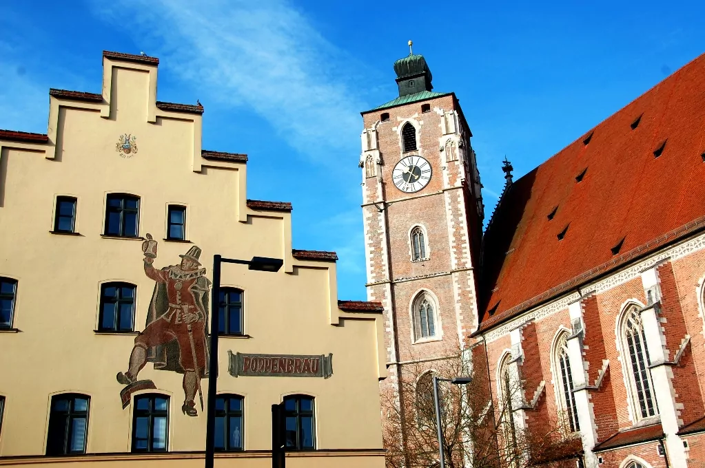 Kyrkan och en annan byggnad i Ingolstadts centrum