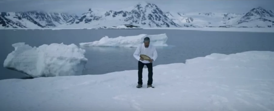 En av inuiterna i filmen, i sin hemmiljö