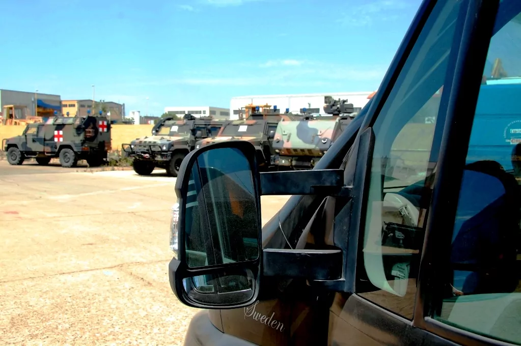 FREEDOM på Iveco i Cagliari, tillsammans med en massa militärfordon