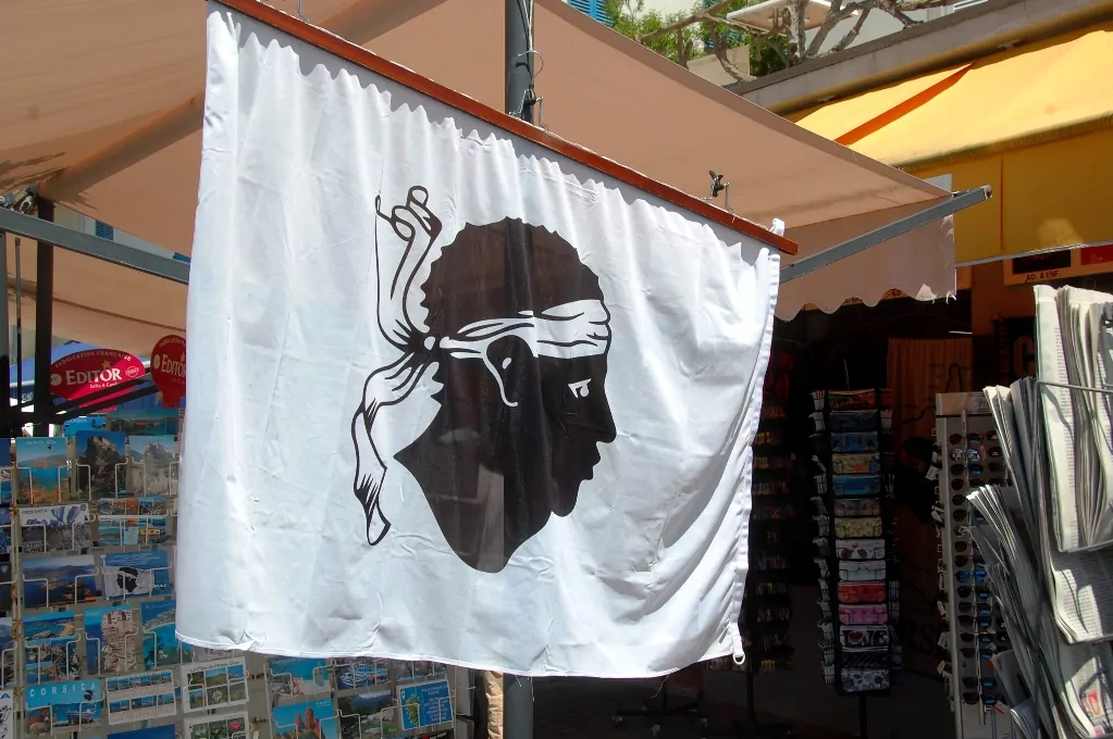 Korsikas flagga, som föreställer en besegrad morisk ledare