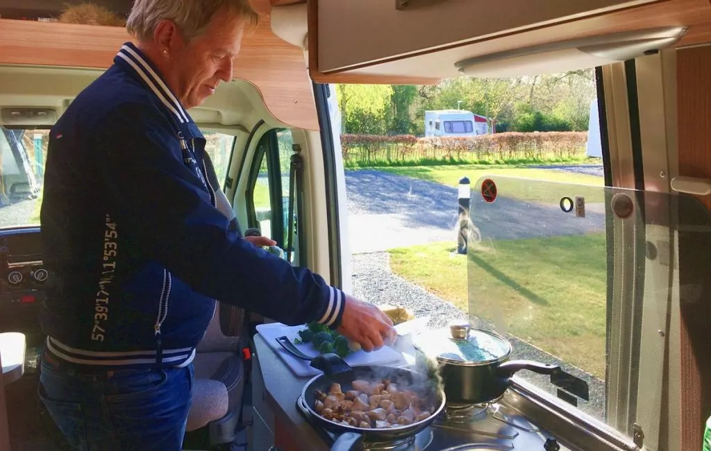 Man får tänka till lite när man ska laga mat och bo i liten husbil