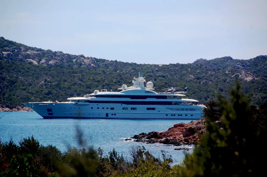 Detta är inte en Finlandsfärja utan en lyxyacht - observera helikoptern baktill!