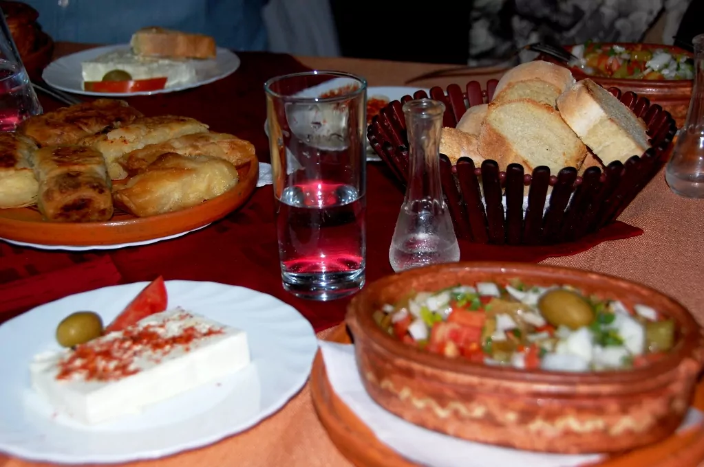 Förrätt med makedonsk sallad, fetaost, burek och bröd