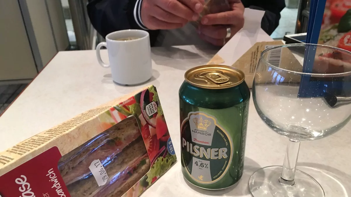 Sandwich, öl och kaffe