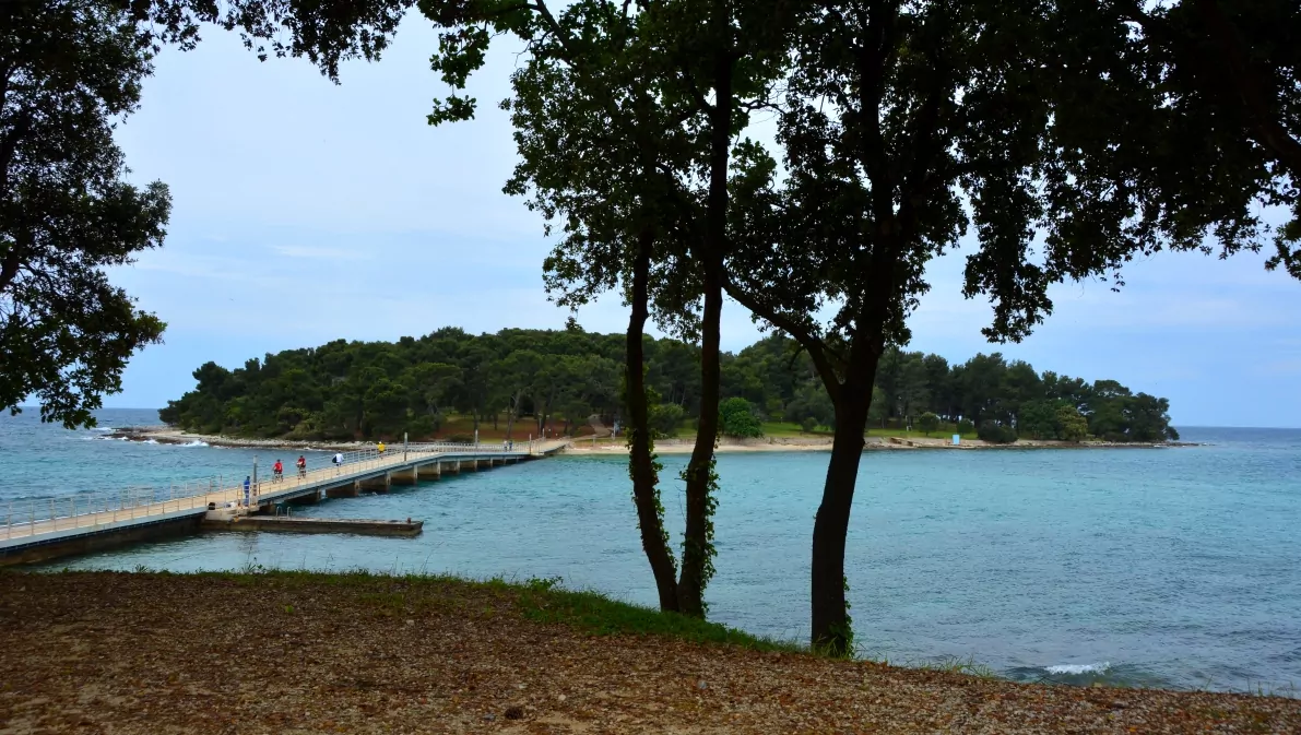 En ö utanför en naturistcamping Koversada, Vrsar i Kroatien