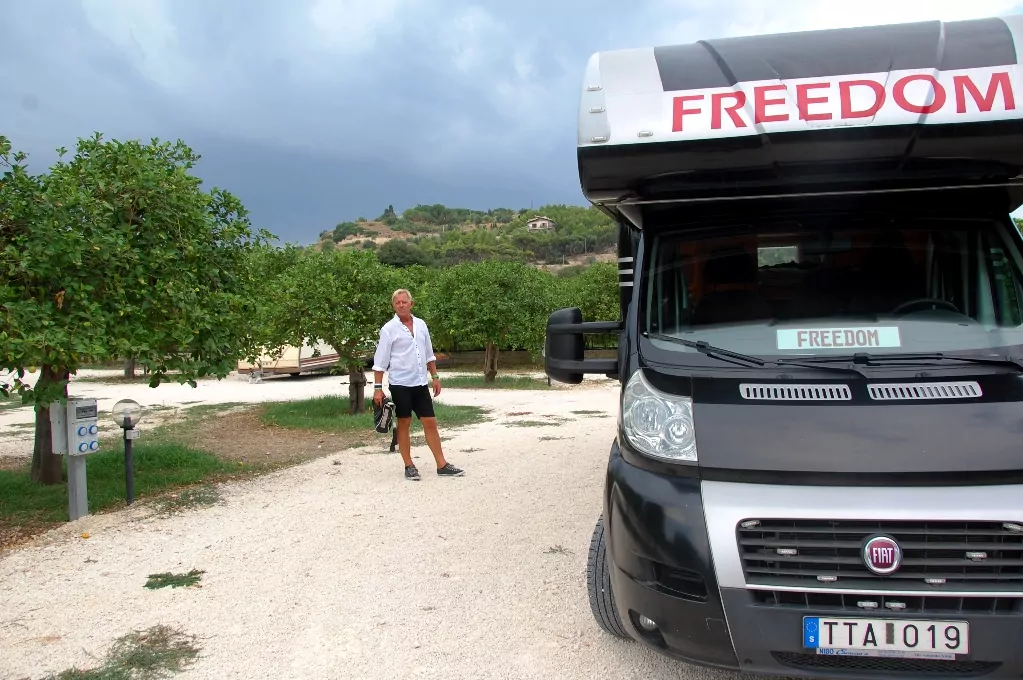 Peter på Noto parking