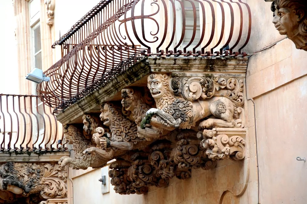 vackra balkonger på Sicilien