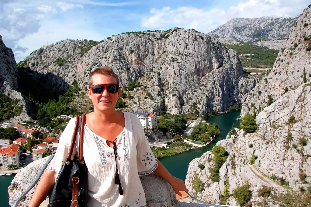 Helena i staden Omis på Makarska rivieran, Kroatien