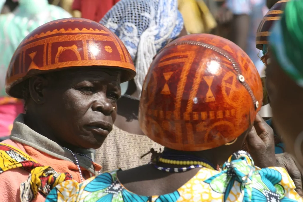 Kvinnor med hattar av kalebasser i norra Kamerun