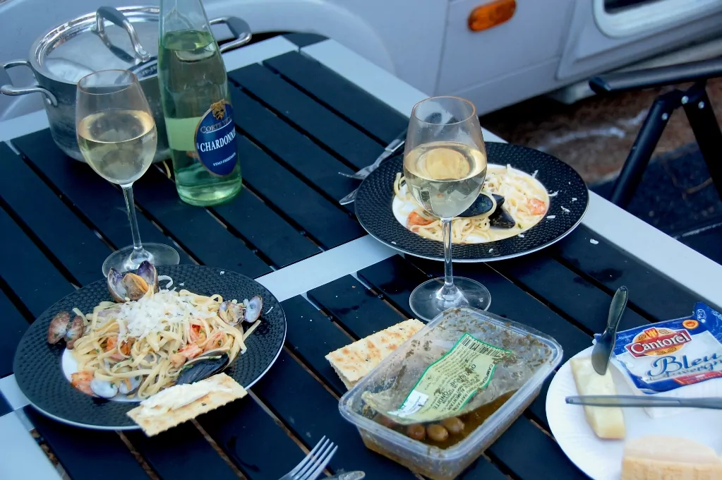 På camping i Porto Torres. Spagetti med räkor och två sorters musslor - Peters mat är bättre än restaurangens igår!