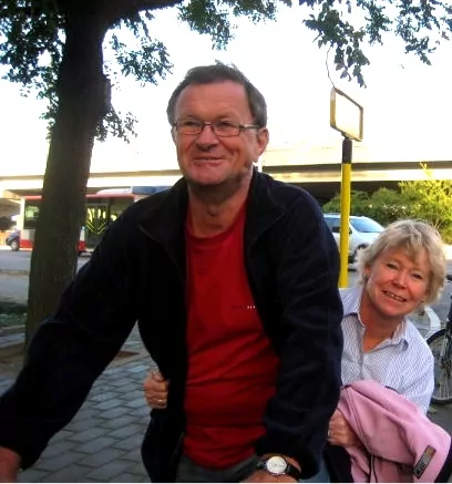 Bosse skjutsar Ditte hem från skolbussen, i Peking 