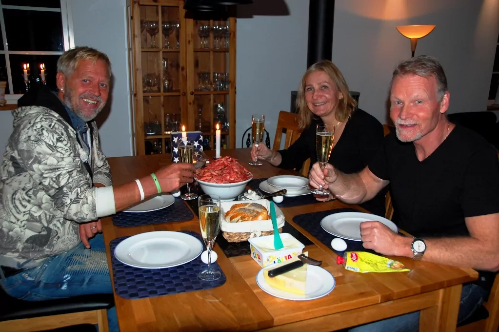 Peter, Anita och Anders är beredda att hugga in på räkorna