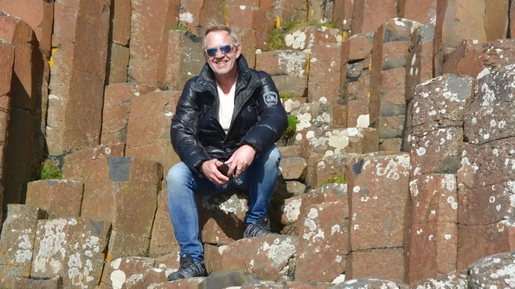 Peter vid Stenformationerna Giant's Causeway i Nordirland