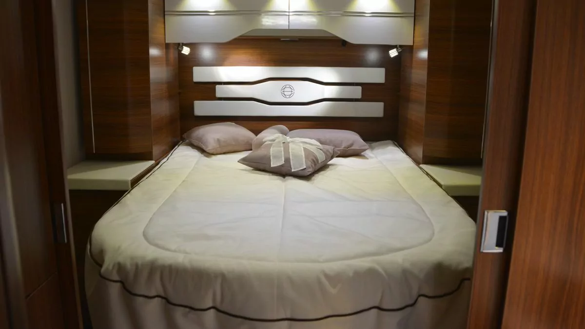 Pilote queen bed