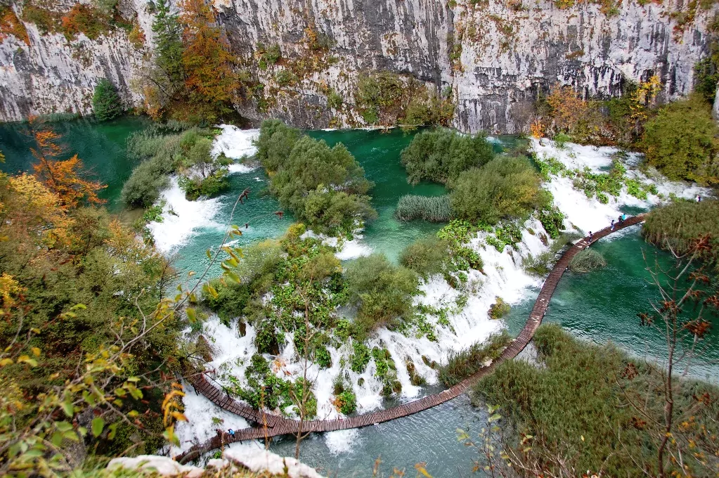 Utsikt över Plitvicesjöarna i Kroatien