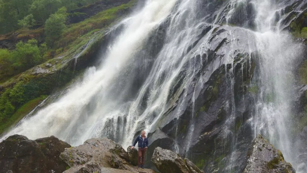 Peter vid vattenfallet Powerscourt