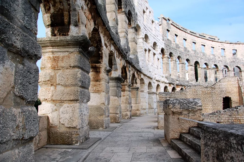 Inuti amfiteatern i Pula, en arena för gladiatorer