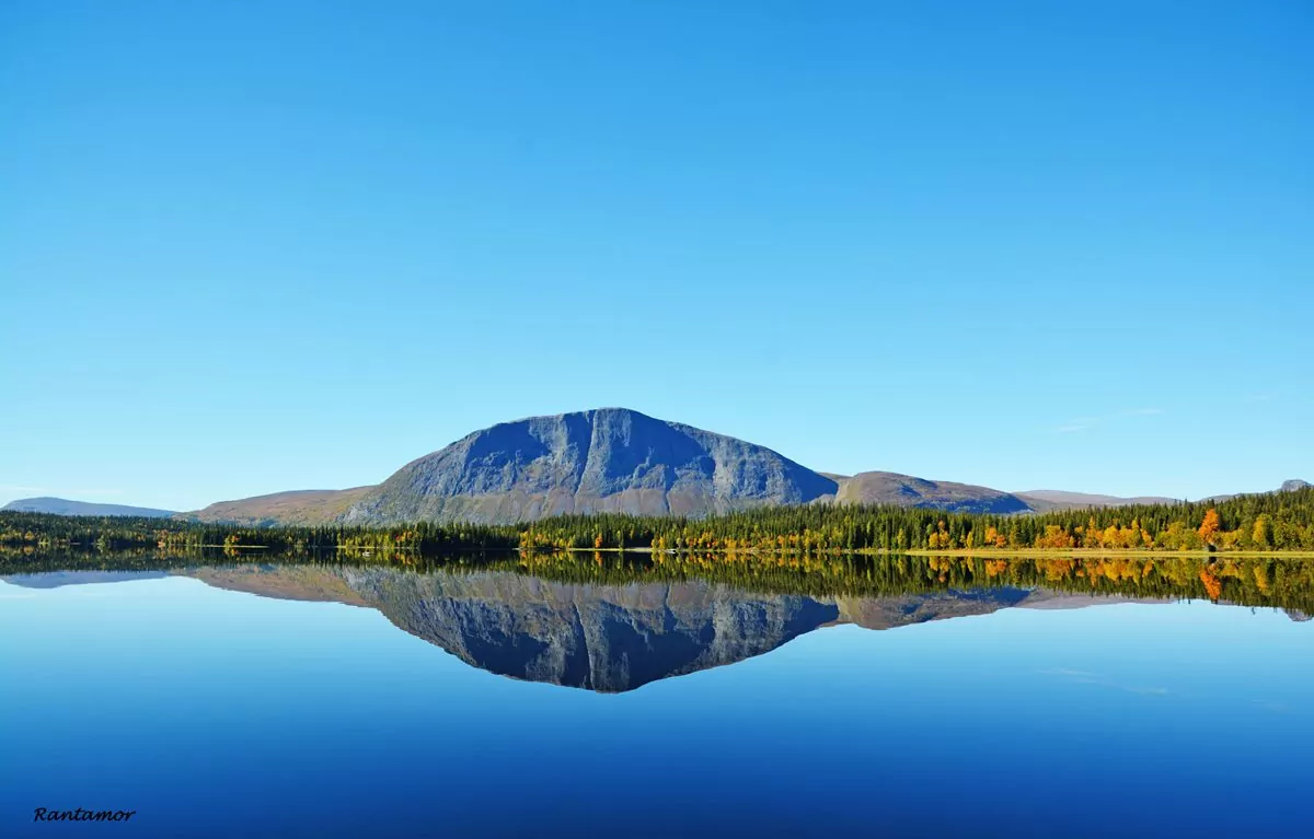 Borgahällan, fotograferat från Avasjön i Borgafjäll