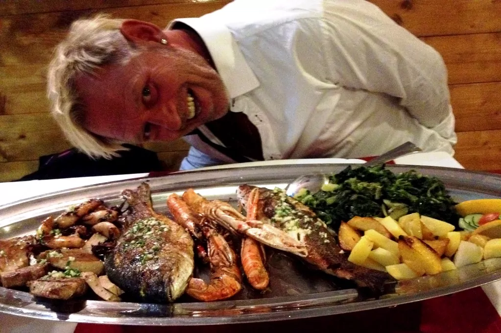 Peter och en "Fish platter" i Omis, Kroatien