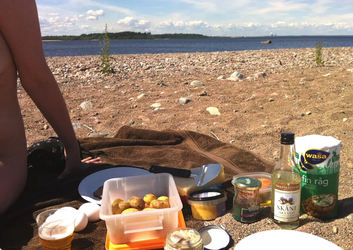 Midsommarfirande på naturiststranden