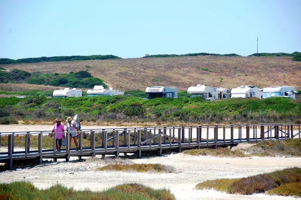 Vi står vid stranden tillsammans med ett gäng andra husbilar