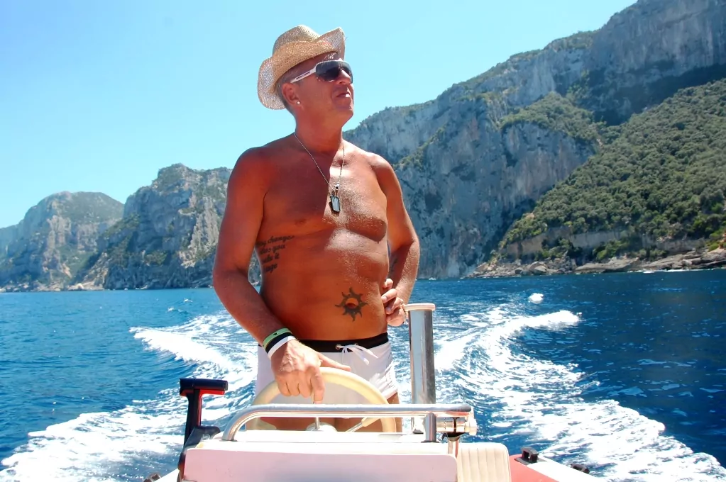 Peter vid ratten på båttur i Cala Gonone, Sardinien