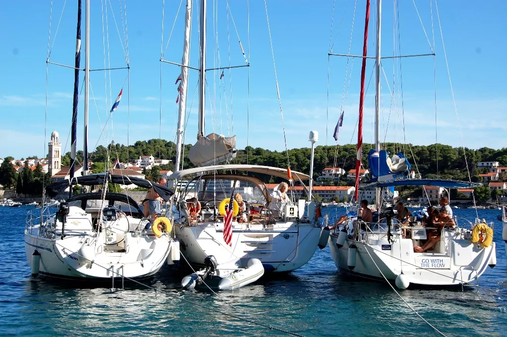 Febril aktivitet på segelbåtarna i hamnen i staden Hvar